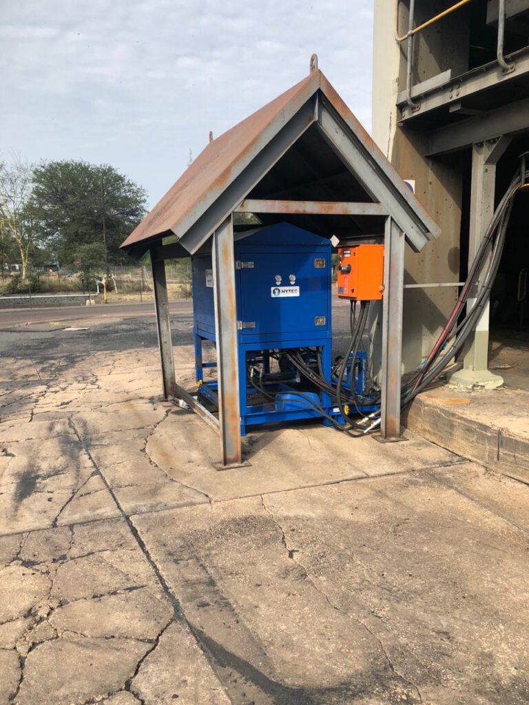 Protected hydraulic power unit and control installation